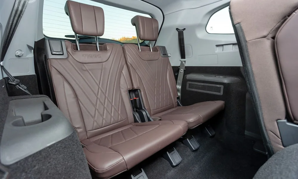 Фото Chery Tiggo 8 Pro Plug-in Hybrid (2023) — задние сиденья, фото 3. Посадка второго ряда: подголовники и подлокотник. Спинки складываются под длинные грузы у большинства версий Chery Tiggo 8 Pro Plug-in Hybrid (2023) — задние сиденья, фото 3