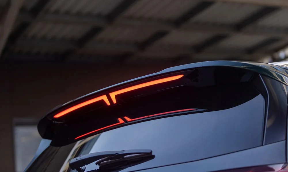 Фото Chery Tiggo 8 Pro Plug-in Hybrid (2023) — крыша. Крыша сверху: остекление, рейлинги и антенна-плавник Chery Tiggo 8 Pro Plug-in Hybrid (2023) — крыша