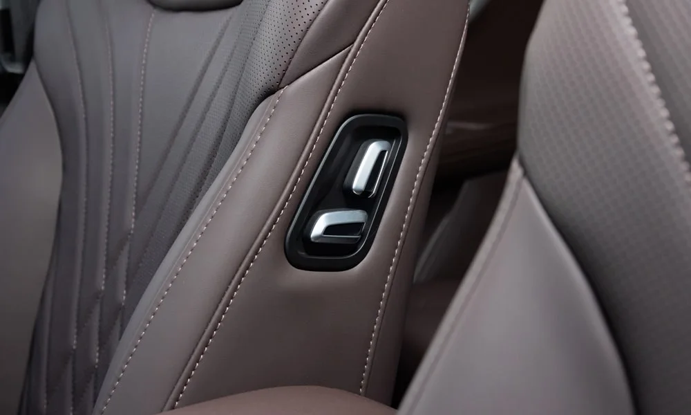 Фото Chery Tiggo 8 Pro Plug-in Hybrid (2023) — регулировки сиденья. Электроприводы кресла: клавиши на боковине Chery Tiggo 8 Pro Plug-in Hybrid (2023) — регулировки сиденья