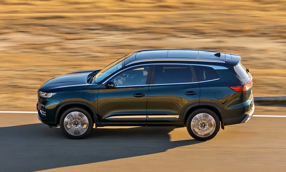 Фото Chery Tiggo 8 Pro Plug-in Hybrid (2023) — вид сбоку, фото 2. Зелёный кузов в профиль — пропорции, высота посадки и дизайн дисков Chery Tiggo 8 Pro Plug-in Hybrid (2023) — вид сбоку, фото 2