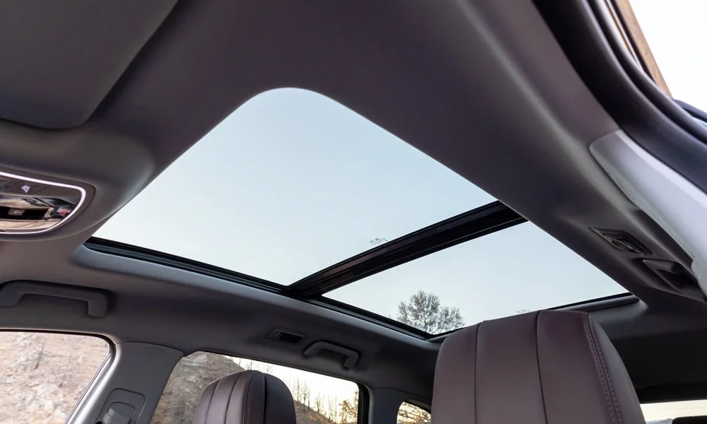 Фото Chery Tiggo 8 Pro Plug-in Hybrid (2023) — панорамная крыша. Вид на остекление крыши из салона. Шторка с электроприводом закрывает стекло в жару Chery Tiggo 8 Pro Plug-in Hybrid (2023) — панорамная крыша