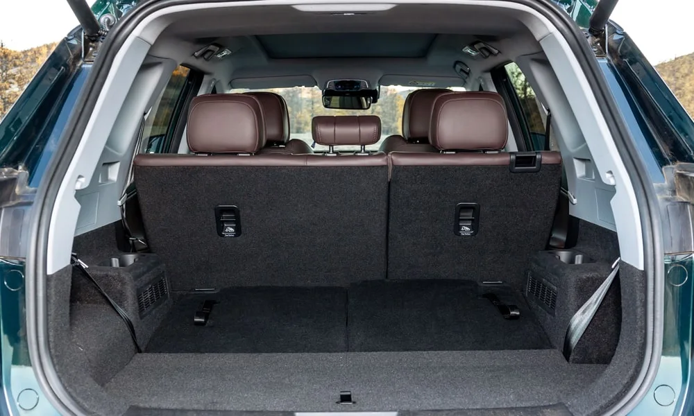 Фото Chery Tiggo 8 Pro Plug-in Hybrid (2023) — багажник, фото 2. Форма проёма, ровный пол и организация пространства. Электропривод двери с датчиком под бампером — руки заняты, багажник открыт Chery Tiggo 8 Pro Plug-in Hybrid (2023) — багажник, фото 2