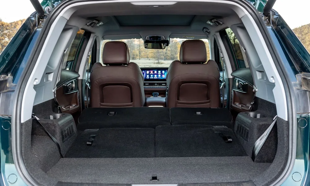Фото Chery Tiggo 8 Pro Plug-in Hybrid (2023) — багажник, фото 4. Грузовой отсек с открытой дверью: погрузочная высота и ширина проёма. Под полом обычно размещены органайзер, докатка или ремкомплект Chery Tiggo 8 Pro Plug-in Hybrid (2023) — багажник, фото 4