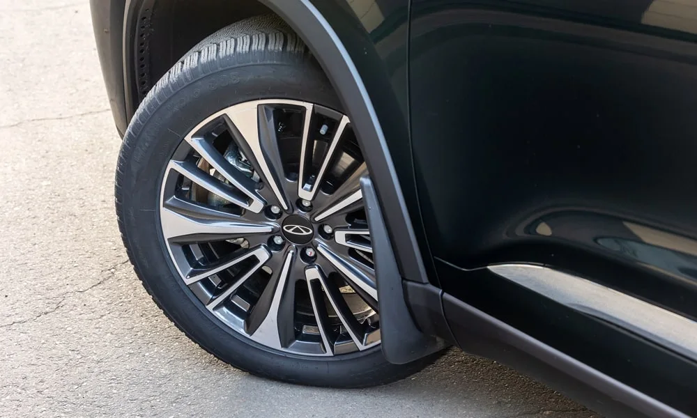Фото Chery Tiggo 8 Pro Plug-in Hybrid (2023) — колесо и диск. Аэродинамический дизайн колеса снижает расход на трассе Chery Tiggo 8 Pro Plug-in Hybrid (2023) — колесо и диск