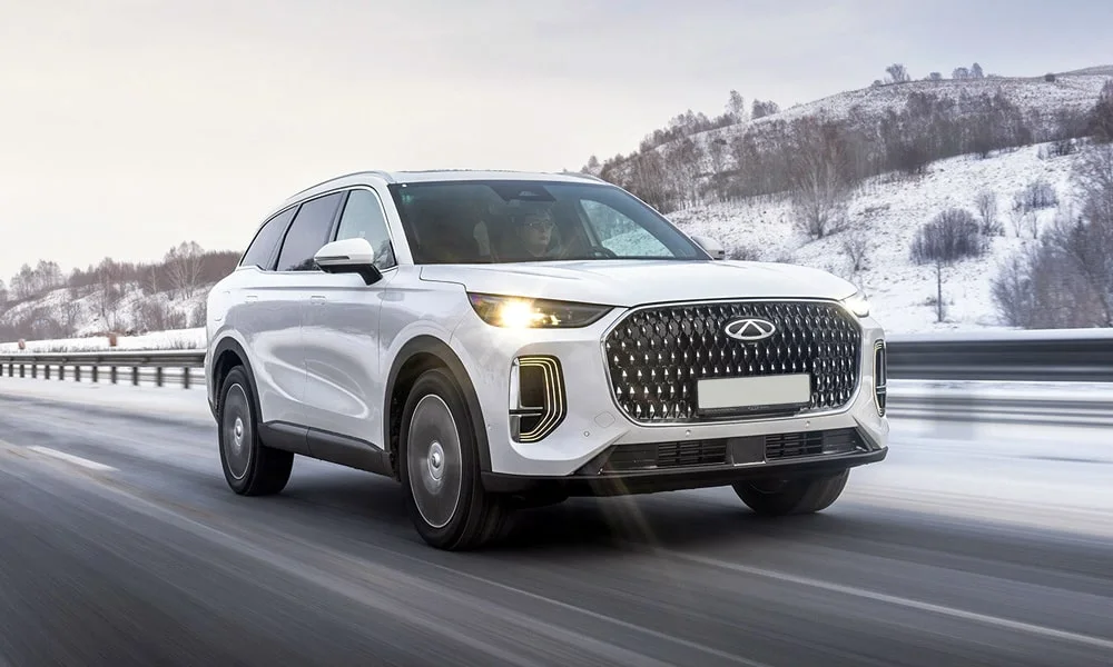 Фото Chery Tiggo 9 (2024) — вид спереди, фото 7. Передок в белом исполнении — крупная светотехника и выразительный бампер Chery Tiggo 9 (2024) — вид спереди, фото 7