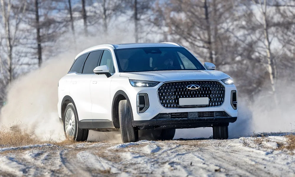 Фото Chery Tiggo 9 (2024) — вид спереди, фото 8. Белый кузов, строгая симметрия оптики — базовый ракурс знакомства с дизайном Chery Tiggo 9 (2024) — вид спереди, фото 8