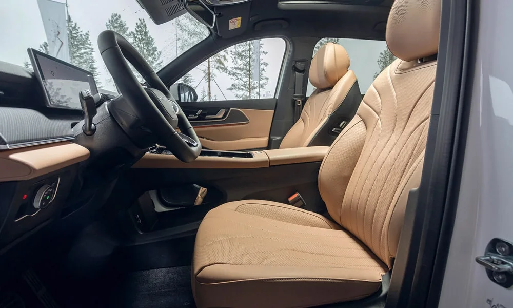 Фото Chery Tiggo 9 (2024) — передние сиденья. Профиль кресел: боковая поддержка и подголовники Chery Tiggo 9 (2024) — передние сиденья