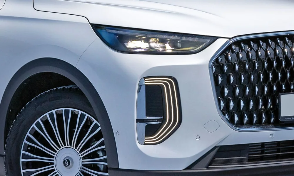 Фото Chery Tiggo 9 (2024) — решётка радиатора. Фирменный рисунок облицовки — визитная карточка марки Chery Tiggo 9 (2024) — решётка радиатора