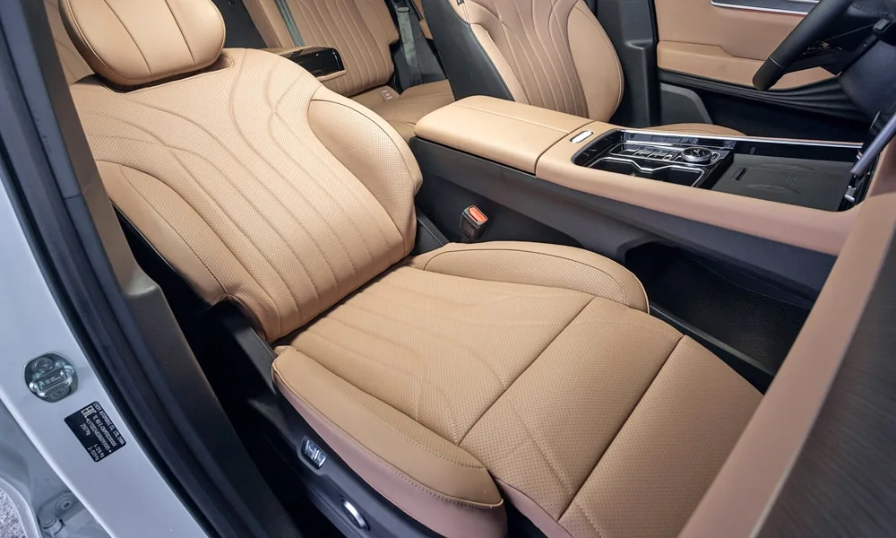 Фото Chery Tiggo 9 (2024) — интерьер, фото 3. Общий план салона: архитектура панели, консоль и кресла. Уровень отделки читается по стыкам панелей и мягким поверхностям в зонах касания Chery Tiggo 9 (2024) — интерьер, фото 3
