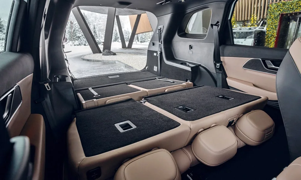 Фото Chery Tiggo 9 (2024) — интерьер, фото 4. Общий план салона: архитектура панели, консоль и кресла. Светлая гамма зрительно расширяет салон, тёмная — практичнее в уходе Chery Tiggo 9 (2024) — интерьер, фото 4