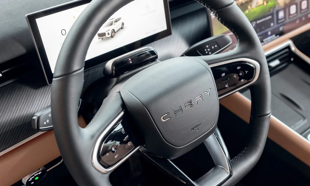 Фото Chery Tiggo 9 (2024) — руль, фото 2. Обшивка обода и компоновка спиц крупным планом. Обогрев обода — опция, которую оценят зимой Chery Tiggo 9 (2024) — руль, фото 2