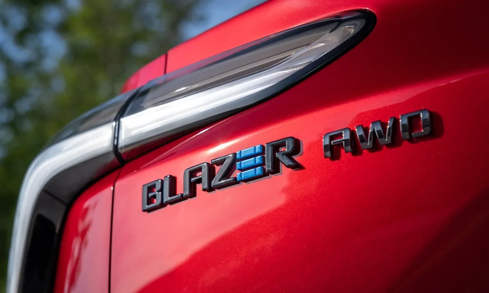 Фото Chevrolet Blazer (2024) — эмблема. Фирменный шильдик на кузове — знак принадлежности к марке. Шильдик версии на корме помогает отличать комплектации Chevrolet Blazer (2024) — эмблема