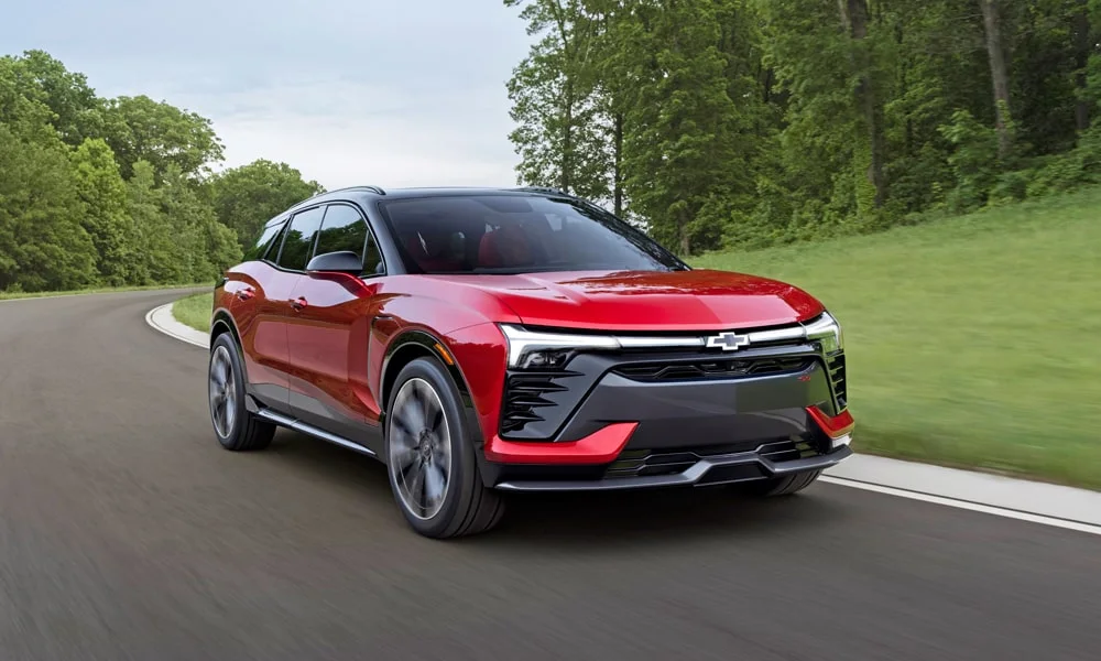 Фото Chevrolet Blazer (2024) — вид спереди, фото 4. Красный кузов, строгая симметрия оптики — базовый ракурс знакомства с дизайном. Дневные ходовые огни включаются автоматически с запуском Chevrolet Blazer (2024) — вид спереди, фото 4