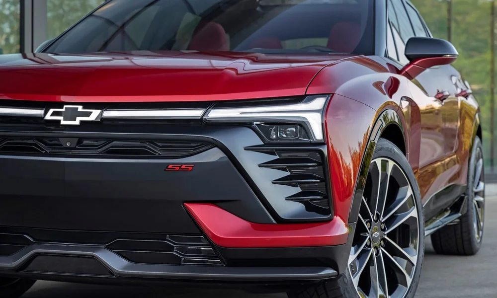 Фото Chevrolet Blazer (2024) — вид спереди, фото 5. Кузов в красном цвете: рисунок оптики и решётки задаёт узнаваемое «лицо» модели Chevrolet Blazer (2024) — вид спереди, фото 5