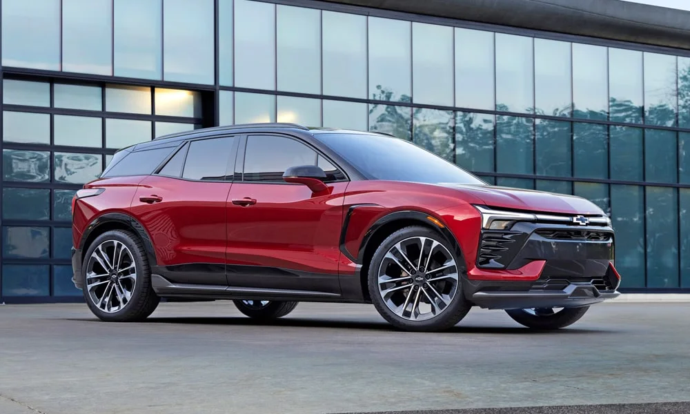 Фото Chevrolet Blazer (2024) — вид спереди, фото 8. Анфас: пропорции капота, посадка кузова и графика ходовых огней. Дневные ходовые огни включаются автоматически с запуском Chevrolet Blazer (2024) — вид спереди, фото 8