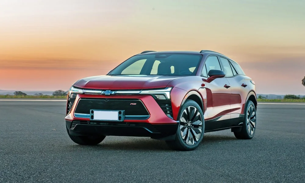 Фото Chevrolet Blazer (2024) — вид спереди, фото 9. Передок в красном исполнении — крупная светотехника и выразительный бампер. Рисунок ходовых огней — подпись модели, по нему её узнают в потоке Chevrolet Blazer (2024) — вид спереди, фото 9