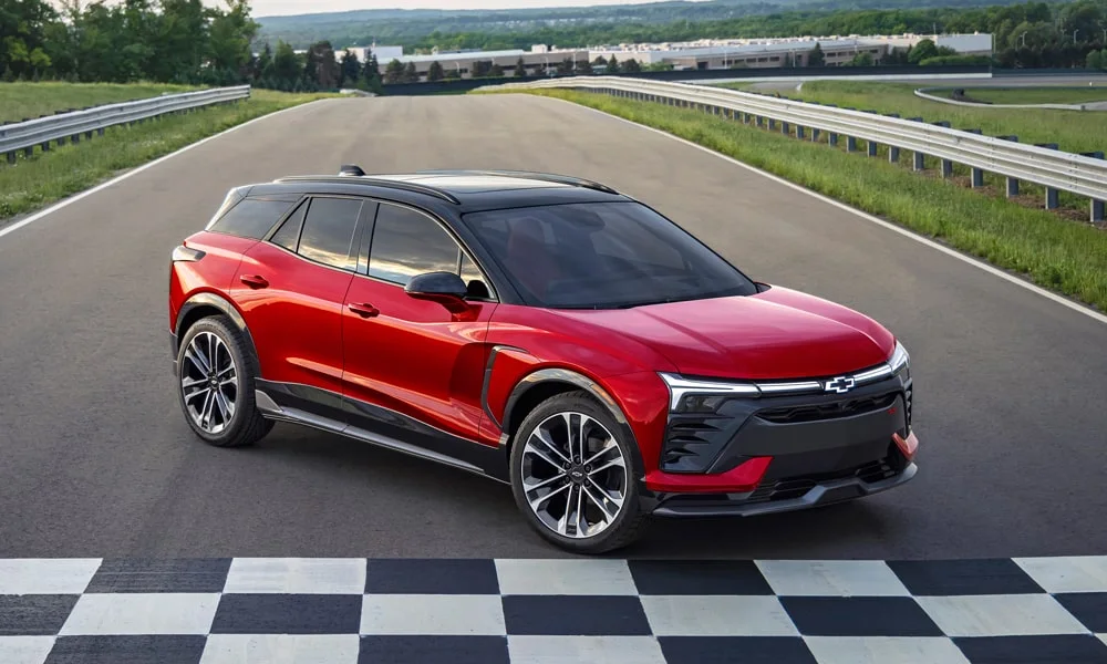 Фото Chevrolet Blazer (2024) — вид спереди, фото 10. Анфас: пропорции капота, посадка кузова и графика ходовых огней Chevrolet Blazer (2024) — вид спереди, фото 10