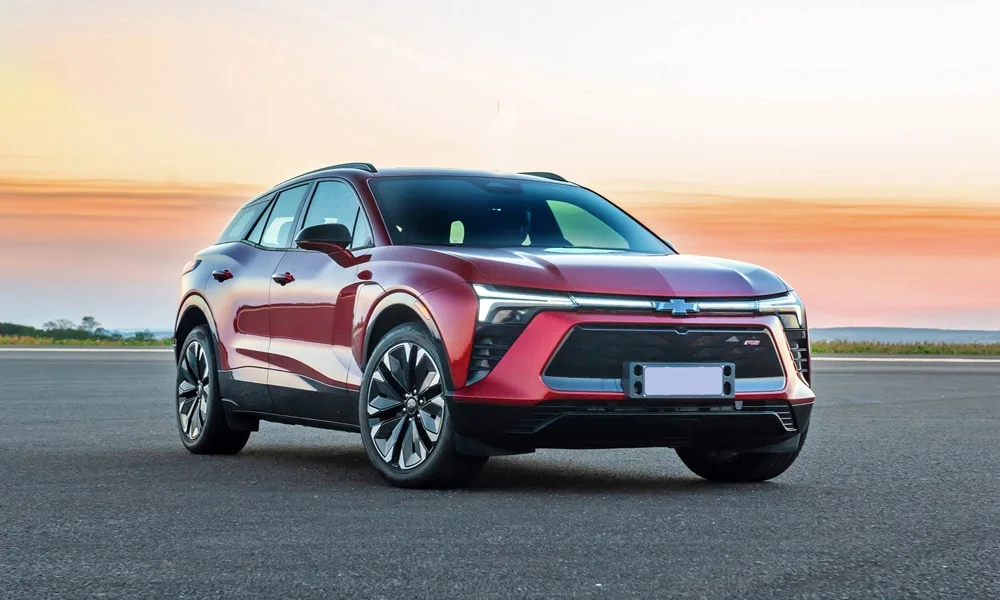 Фото Chevrolet Blazer (2024) — вид спереди, фото 11. Передок в красном исполнении — крупная светотехника и выразительный бампер Chevrolet Blazer (2024) — вид спереди, фото 11