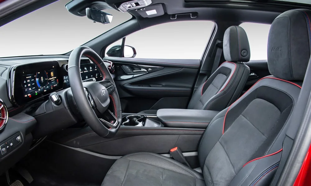 Фото Chevrolet Blazer (2024) — передние сиденья. Профиль кресел: боковая поддержка и подголовники. Перфорация обивки нужна для вентиляции — функции старших комплектаций Chevrolet Blazer (2024) — передние сиденья