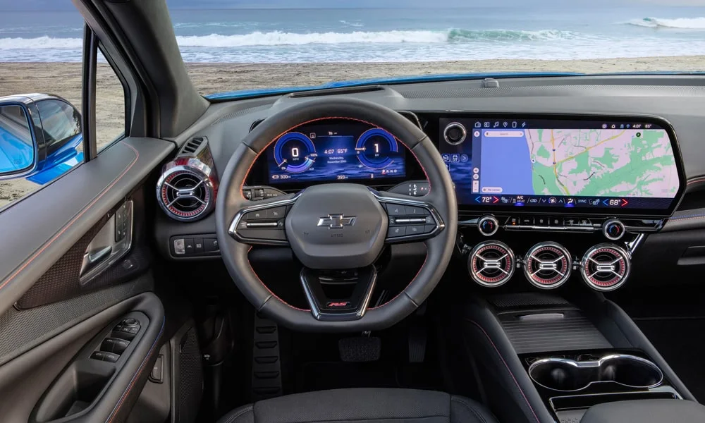 Фото Chevrolet Blazer (2024) — интерьер. Общий план салона: архитектура панели, консоль и кресла. Светлая гамма зрительно расширяет салон, тёмная — практичнее в уходе Chevrolet Blazer (2024) — интерьер