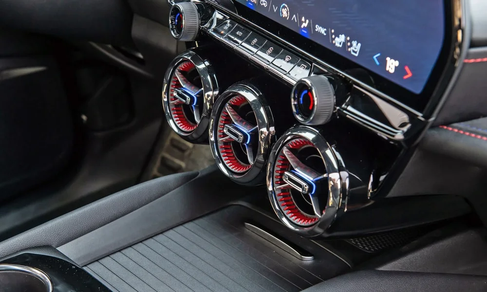 Фото Chevrolet Blazer (2024) — интерьер, фото 2. Общий план салона: архитектура панели, консоль и кресла Chevrolet Blazer (2024) — интерьер, фото 2