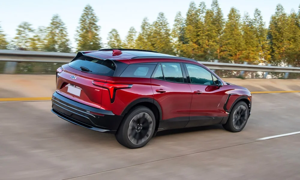 Фото Chevrolet Blazer (2024) — вид сзади, фото 3. Линия крыши, стойки и задняя дверь в красном исполнении Chevrolet Blazer (2024) — вид сзади, фото 3