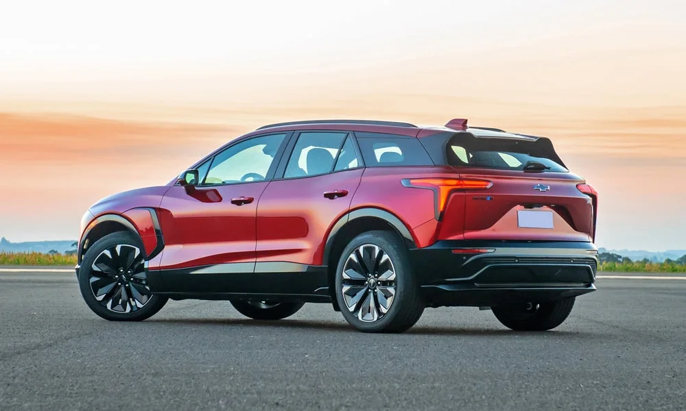 Фото Chevrolet Blazer (2024) — вид сзади, фото 4. Красный кузов сзади — фонари и бампер определяют ночной образ модели Chevrolet Blazer (2024) — вид сзади, фото 4