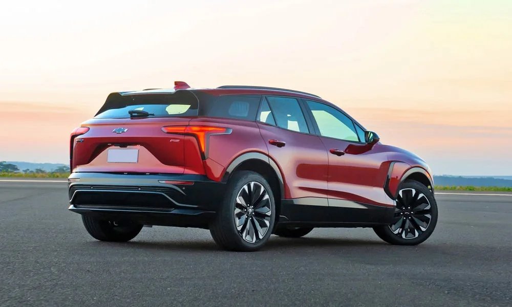 Фото Chevrolet Blazer (2024) — вид сзади, фото 5. Корма в красном цвете: графика фонарей и пластика пятой двери. Насадки выхлопа или их имитация внизу бампера различают версии Chevrolet Blazer (2024) — вид сзади, фото 5