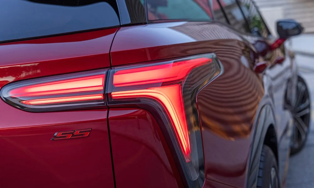 Фото Chevrolet Blazer (2024) — вид сзади, фото 6. Графика фонарей, бампер и оформление пятой двери. Светодиодная полоса или раздельные секции — задняя оптика стала главным украшением кормы Chevrolet Blazer (2024) — вид сзади, фото 6