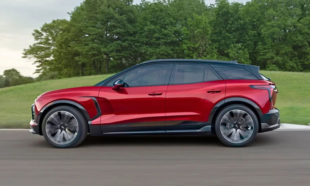 Фото Chevrolet Blazer (2024) — вид сбоку, фото 2. Профиль кузова: колёсная база, свесы и линия остекления. Хромированные или чёрные молдинги окон отличают комплектации Chevrolet Blazer (2024) — вид сбоку, фото 2