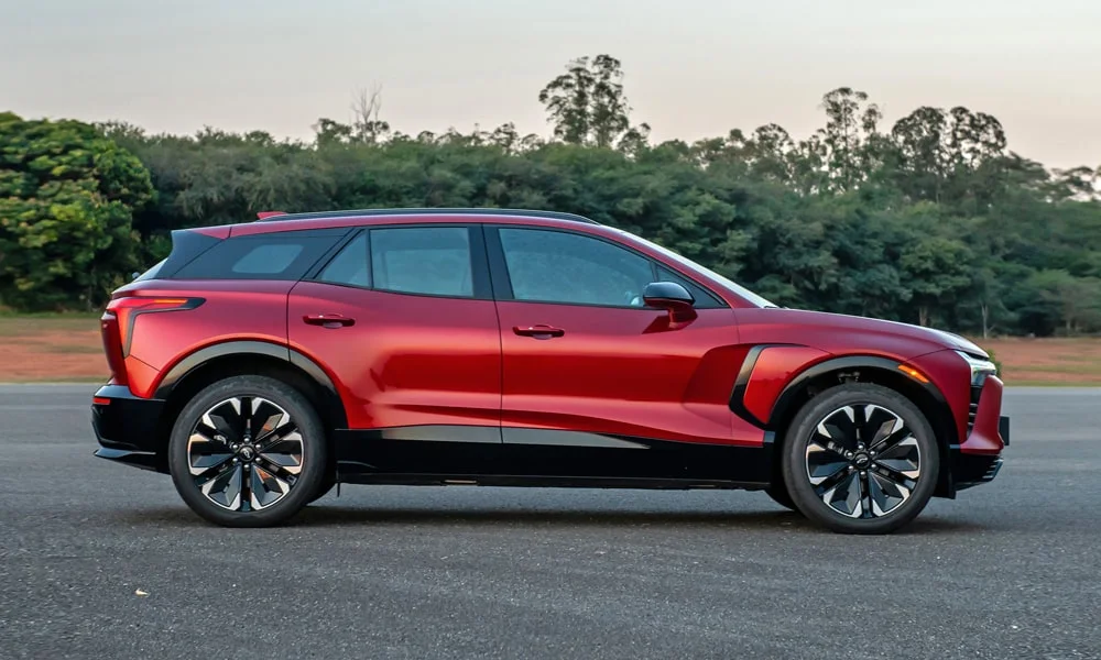 Фото Chevrolet Blazer (2024) — вид сбоку, фото 4. Профиль в красном цвете: соотношение колёсной базы и свесов. Длинная база — простор второго ряда; короткие свесы упрощают парковку Chevrolet Blazer (2024) — вид сбоку, фото 4