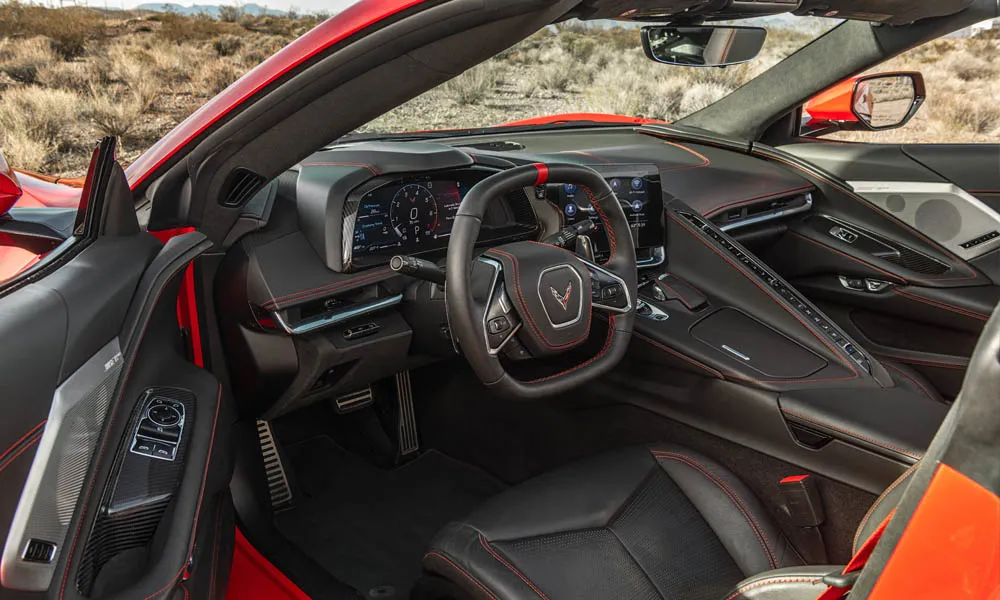 Фото Chevrolet Corvette — передняя панель. Панель в красно-чёрной отделке — видна компоновка экранов и органов управления Chevrolet Corvette — передняя панель