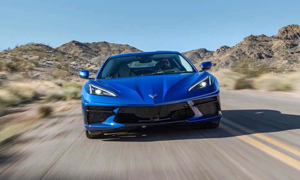 Фото Chevrolet Corvette — вид спереди, фото 4. Анфас: пропорции капота, посадка кузова и графика ходовых огней. Дневные ходовые огни включаются автоматически с запуском Chevrolet Corvette — вид спереди, фото 4