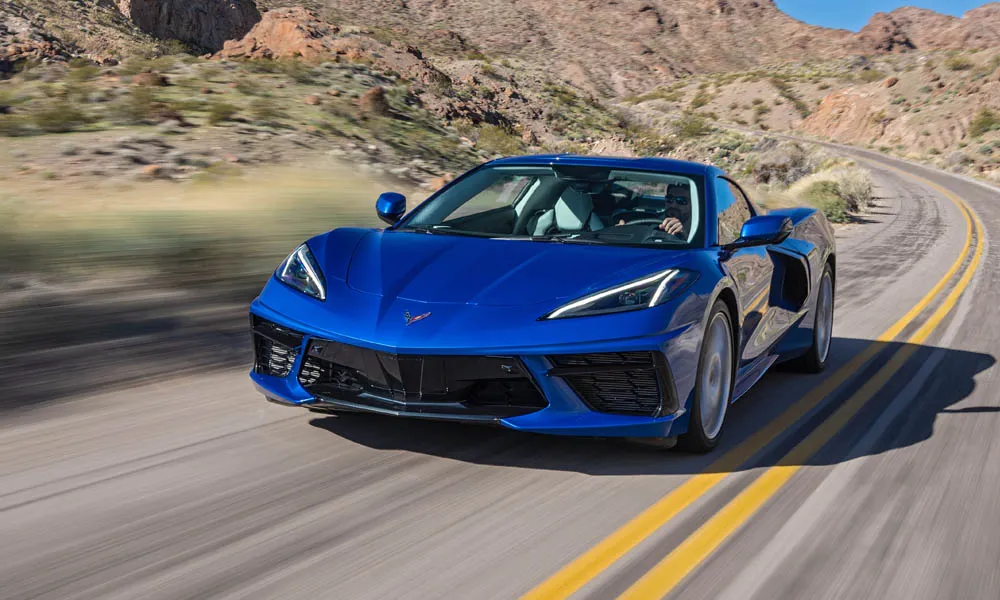Фото Chevrolet Corvette — вид спереди, фото 5. Анфас: пропорции капота, посадка кузова и графика ходовых огней. Рисунок ходовых огней — подпись модели, по нему её узнают в потоке Chevrolet Corvette — вид спереди, фото 5