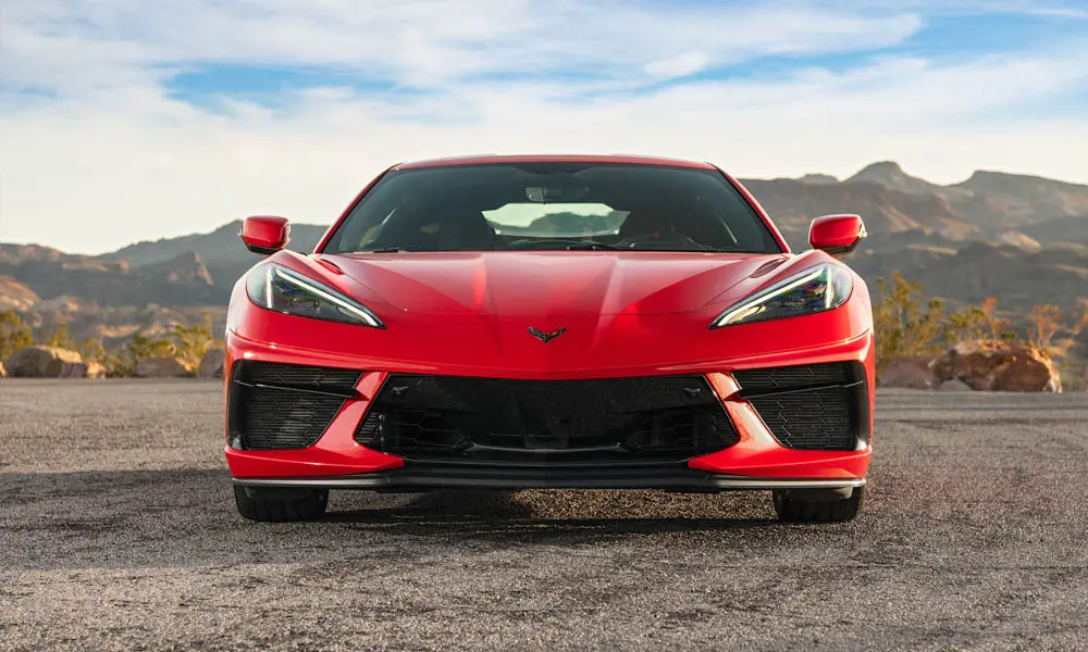 Фото Chevrolet Corvette — вид спереди, фото 7. Передок в красном исполнении — крупная светотехника и выразительный бампер. Дневные ходовые огни включаются автоматически с запуском Chevrolet Corvette — вид спереди, фото 7
