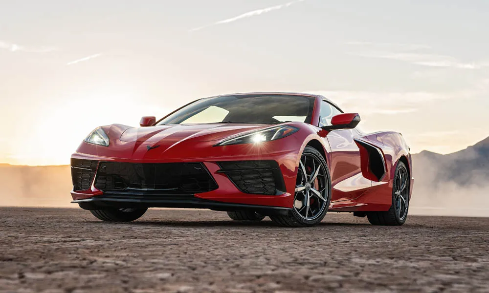 Фото Chevrolet Corvette — вид спереди, фото 9. Передок в красном исполнении — крупная светотехника и выразительный бампер. Дневные ходовые огни включаются автоматически с запуском Chevrolet Corvette — вид спереди, фото 9
