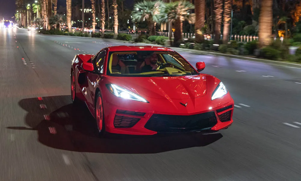 Фото Chevrolet Corvette — вид спереди, фото 10. Анфас: пропорции капота, посадка кузова и графика ходовых огней. Дневные ходовые огни включаются автоматически с запуском Chevrolet Corvette — вид спереди, фото 10