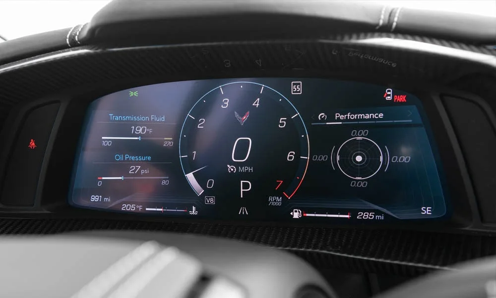 Фото Chevrolet Corvette — приборная панель. Скорость, запас хода и подсказки ассистентов перед глазами. Запас хода и расход выводятся крупно — главные цифры ежедневных поездок Chevrolet Corvette — приборная панель