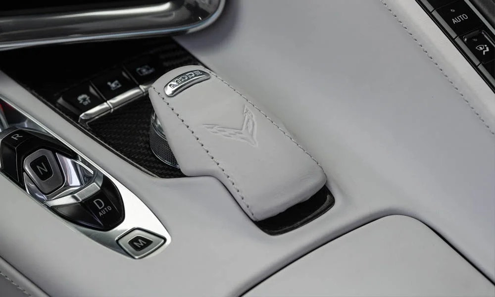 Фото Chevrolet Corvette — селектор коробки передач. Селектор трансмиссии на центральной консоли Chevrolet Corvette — селектор коробки передач