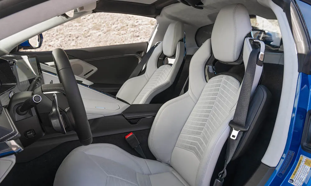 Фото Chevrolet Corvette — интерьер. Общий план салона: архитектура панели, консоль и кресла. Светлая гамма зрительно расширяет салон, тёмная — практичнее в уходе Chevrolet Corvette — интерьер