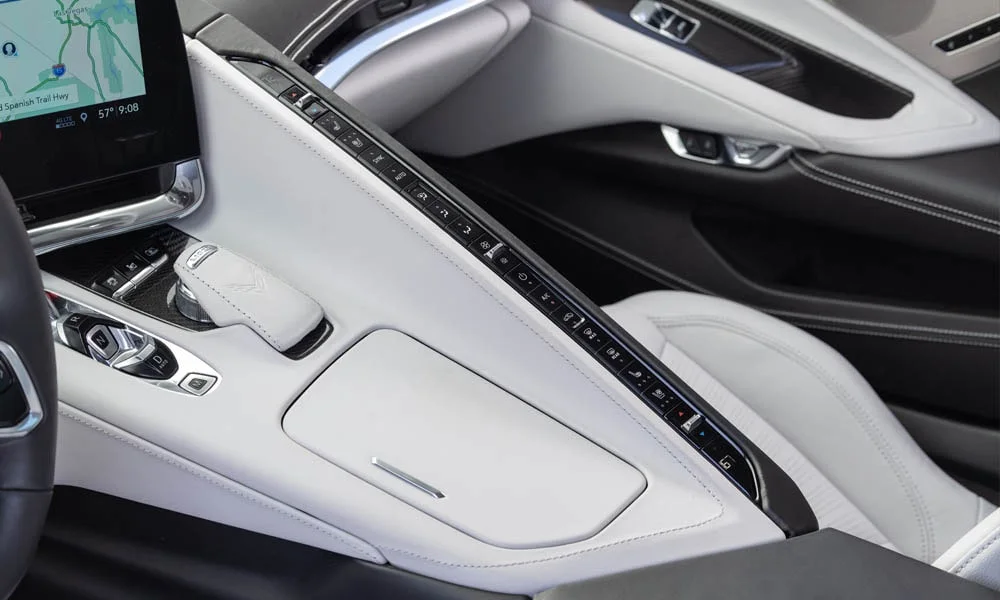 Фото Chevrolet Corvette — интерьер, фото 2. Общий план салона: архитектура панели, консоль и кресла Chevrolet Corvette — интерьер, фото 2