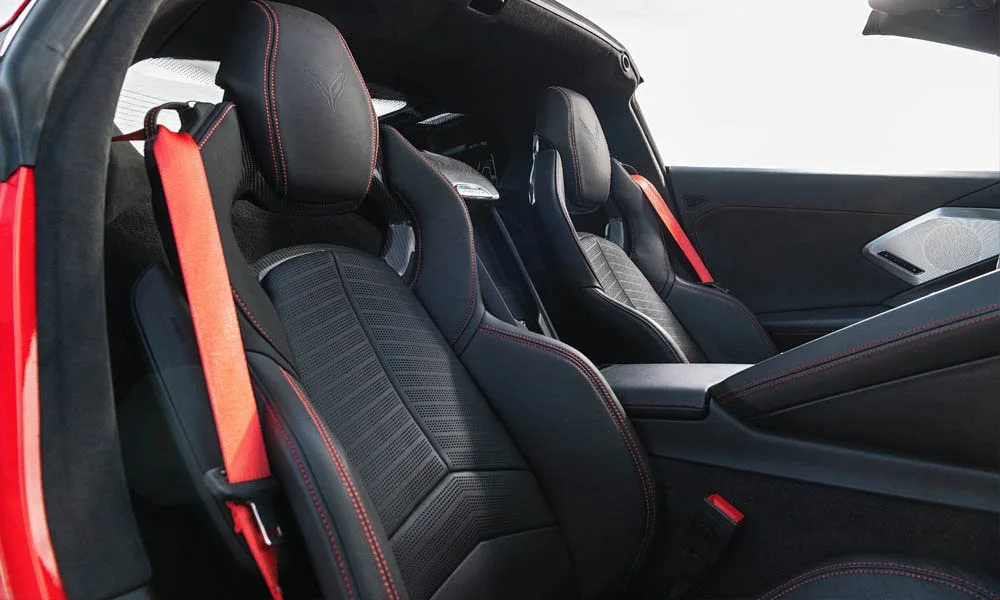 Фото Chevrolet Corvette — интерьер, фото 5. Общий план салона: архитектура панели, консоль и кресла. Уровень отделки читается по стыкам панелей и мягким поверхностям в зонах касания Chevrolet Corvette — интерьер, фото 5