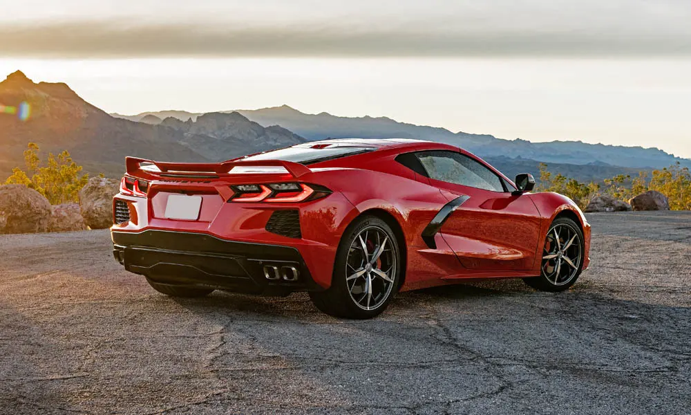 Фото Chevrolet Corvette — вид сзади, фото 6. Корма в красном цвете: графика фонарей и пластика пятой двери. Светодиодная полоса или раздельные секции — задняя оптика стала главным украшением кормы Chevrolet Corvette — вид сзади, фото 6