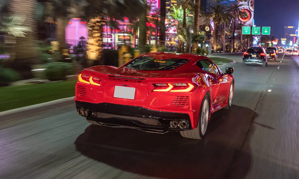 Фото Chevrolet Corvette — вид сзади, фото 8. Линия крыши, стойки и задняя дверь в красном исполнении Chevrolet Corvette — вид сзади, фото 8