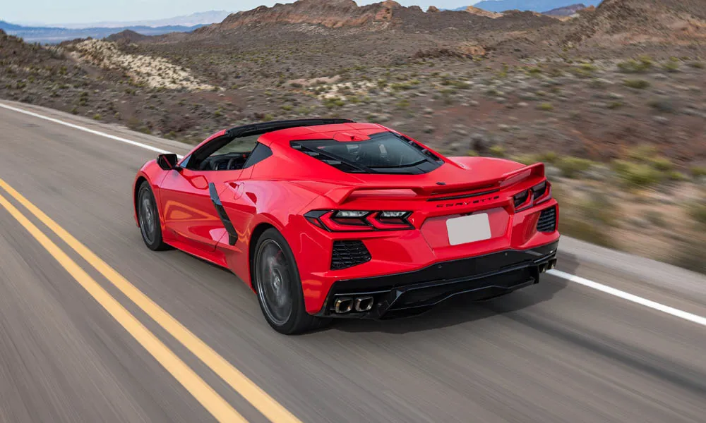 Фото Chevrolet Corvette — вид сзади, фото 9. Корма в красном цвете: графика фонарей и пластика пятой двери. Насадки выхлопа или их имитация внизу бампера различают версии Chevrolet Corvette — вид сзади, фото 9