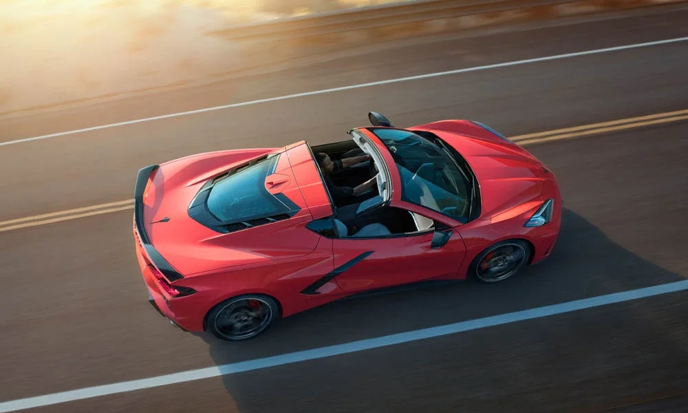 Фото Chevrolet Corvette — крыша. Линия крыши и панорамное остекление с высоты. Рейлинги рассчитаны на поперечины для бокса или велокреплений Chevrolet Corvette — крыша