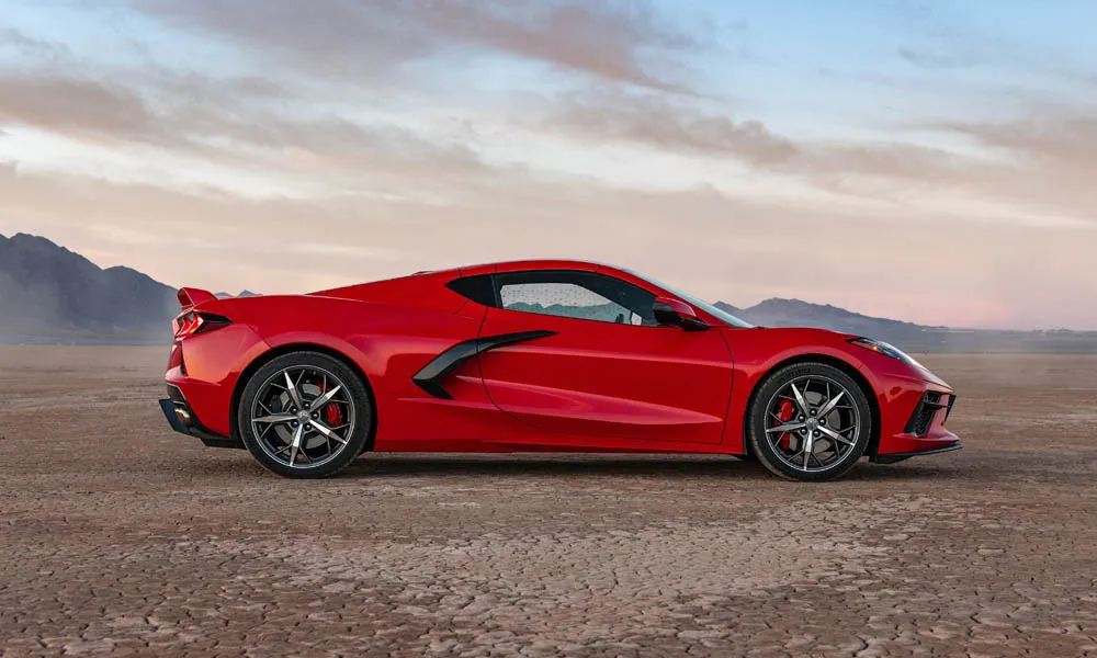 Фото Chevrolet Corvette — вид сбоку. Красный кузов в профиль — пропорции, высота посадки и дизайн дисков Chevrolet Corvette — вид сбоку