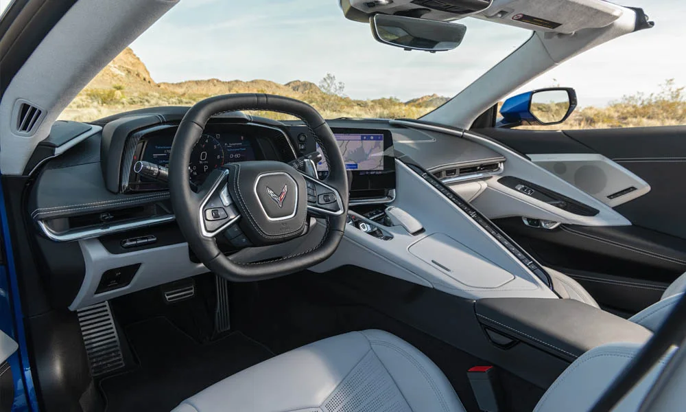Фото Chevrolet Corvette — руль. Обшивка обода и компоновка спиц крупным планом. Клавиши на спицах управляют медиа, круизом и ассистентами — руки остаются на руле Chevrolet Corvette — руль
