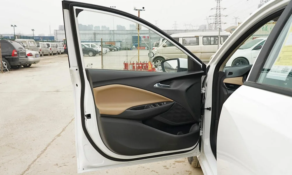 Фото Chevrolet Onix (2024) — дверная карта. Дверная карта в светло-серой отделке: подлокотник, динамик и блок стеклоподъёмников Chevrolet Onix (2024) — дверная карта