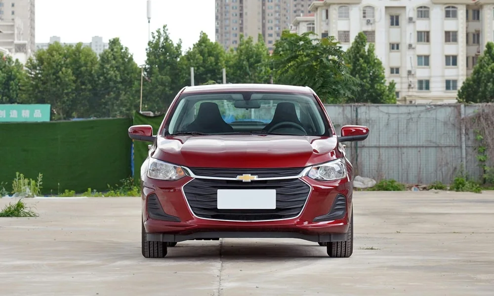 Фото Chevrolet Onix (2024) — вид спереди, фото 3. Оптика, решётка и бампер — первое впечатление о модели. Дневные ходовые огни включаются автоматически с запуском Chevrolet Onix (2024) — вид спереди, фото 3